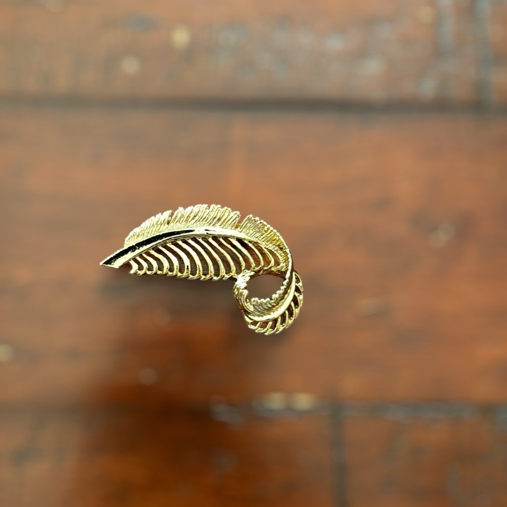 Gerry’s Vintage sweater pin leaf